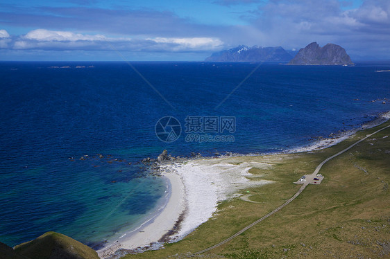 挪威的洛弗顿群岛岩石晴天蓝色海滩海岸海洋天空风景全景太阳图片