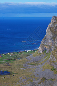 在 Lofoten 悬崖上查看图片