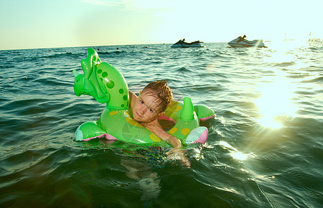 在海浪中的小男孩海滩假期晴天乐趣孩子蓝色海洋童年喜悦季节图片