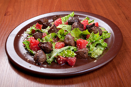 肉沙拉加蔬菜和芝麻烹饪食物美食饮食绿色小吃树叶牛肉餐厅红色图片