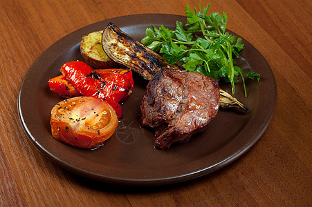白盘上加蔬菜的牛肉浆茄子桌子文化午餐拉丁餐厅自助餐国家厨师烧烤图片
