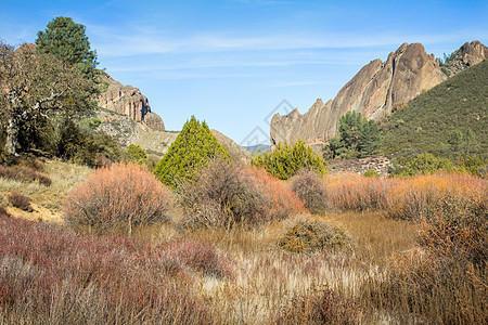 美国加利福尼亚州Pinnacles国家纪念碑山脉火山岩盘子编队色彩戏剧性峡谷岩石地质裂缝图片