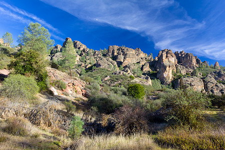 美国加利福尼亚州Pinnacles国家纪念碑火山岩岩石地质山脉裂缝色彩悬崖盘子戏剧性螺旋形图片