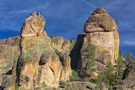 美国加利福尼亚州Pinnacles国家纪念碑色彩盘子戏剧性火山岩山脉编队构造峡谷地质裂缝图片