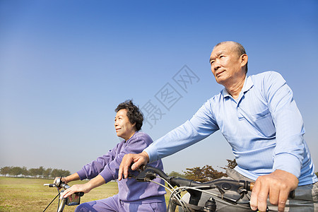 年长快乐的老年夫妇双车图片