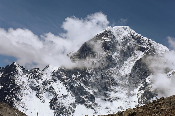 雪雪山天空活动旅行爬坡蓝色高山山峰岩石环境全景图片