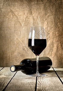 黑酒和白葡萄酒亚麻木头酒精桌子背景酒瓶饮料帆布干红麻布图片