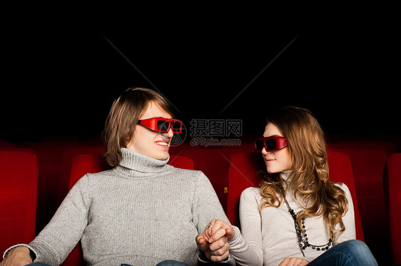 电影院中的年轻夫妇青少年闲暇团体眼镜微笑椅子成人女性乐趣座位图片