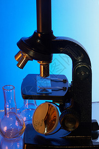 显微镜和实验室玻璃器件医疗镜子测试诊断化学医院宏观蓝色黑色实验图片