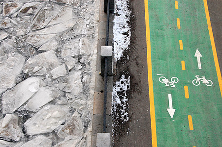 冬季河边绿色自行车道自行车旅行车道小路季节图片