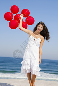 带着红色芭蕾舞的漂亮女孩女性气球快乐幸福海洋青年蓝色假期喜悦乐趣图片