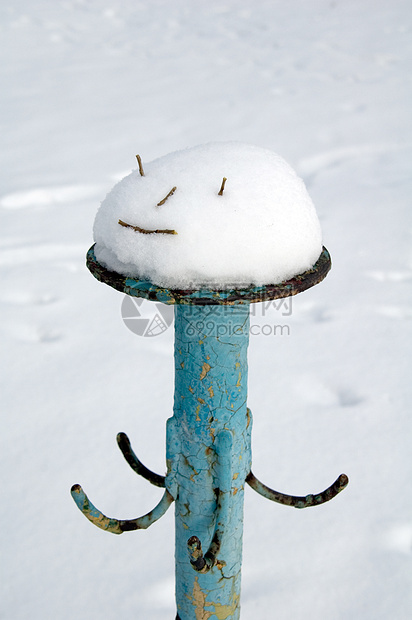 雪和在金属架子上的滑稽抽象字符笑声稻草姜饼人芦苇乐趣图片