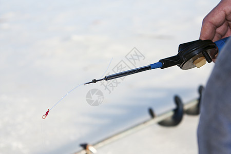冰上捕鱼渔夫食物动物运动闲暇卷轴钓竿鱼人鱼竿天空图片