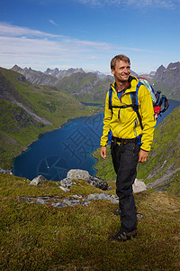 背着背包的挪威图片