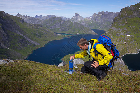 挪威全景峡湾顶峰男性背包远足旅行烹饪运动气体远足者图片