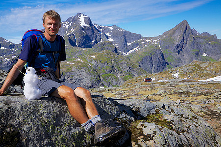 在挪威旅行运动荒野峡湾晴天风景顶峰岩石游客男人旅游图片