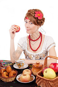 餐桌上吃苹果的俄罗斯女人图片