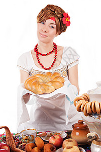 提供传统面包的热情好客的俄罗斯妇女图片