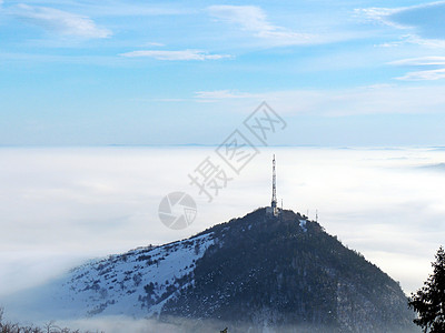 雾中的山岳天气环境薄雾树木阳光天空旅行荒野季节顶峰图片