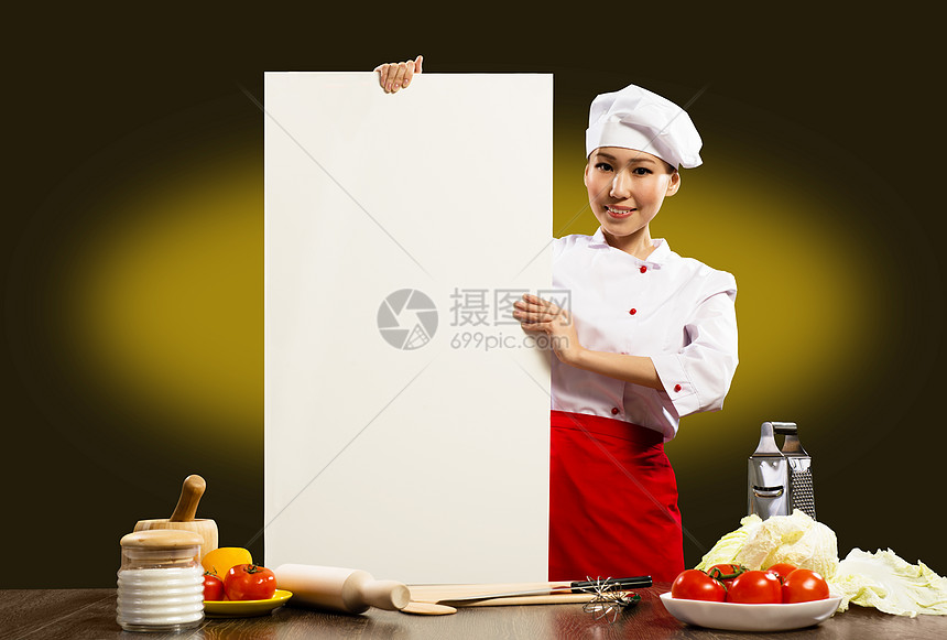 持有文本海报的女厨师美食横幅工作室厨房广告微笑木板女孩帽子餐厅图片