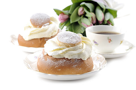 典型瑞典塞姆拉郁金香糖粉杏仁传统奶油产品经典咖啡盘子糕点图片