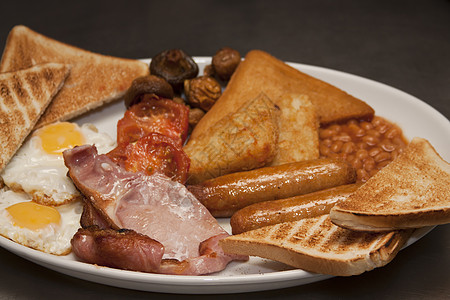 传统的英语早餐会餐厅碟子香肠熏肉食物图片