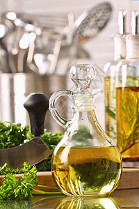 瓶装橄榄油和新鲜食盐图片