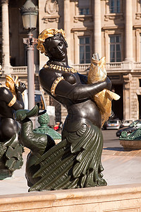 巴黎不老泉和谐广场金子女性图片