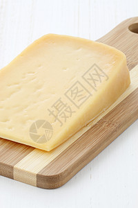 Gourmet 年老干酪奶酪挑衅熟食黄色牛奶奶制品美食木板三角形食物产品图片