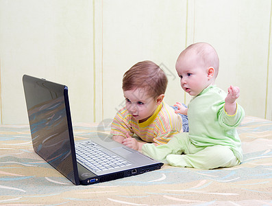 儿童玩电脑游戏电脑教育游戏互联网笔记本女儿爱好乐趣学习童年图片