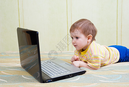 带膝上型电脑的小婴儿图片
