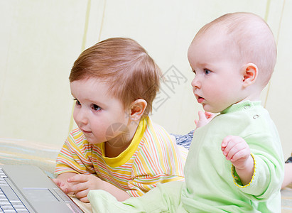 女孩和男孩用笔记本电脑游戏学习教育互联网孩子技术乐趣女儿爱好童年图片