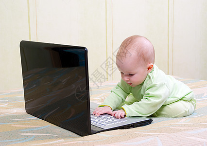 儿童用笔记本电脑打尿布图片