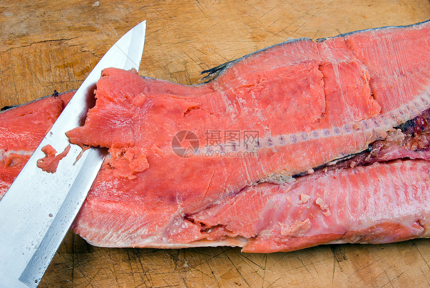 用刀子切鲑鱼准备寿司工作海鲜图片