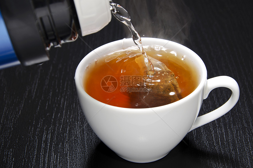 为你茶杯浇水早餐玻璃液体茶壶肉桂石头杯子叶子植物饮料图片