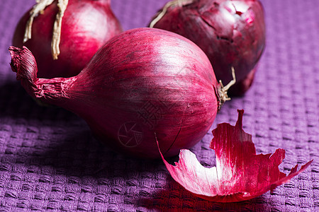 紫桌布上的红洋葱生活红色植物香料水果团体洋葱紫色蔬菜食物图片