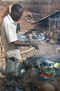 布基纳法索青铜公司的工作手工业青铜烤箱陶土制造业职业模具艺术艺术家铸铁图片