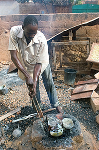 布基纳法索青铜公司的工作制造业铸铁艺术烤箱艺术家青铜就业风险温度职业图片