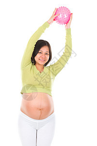 亚洲孕妇参加瑜伽球锻炼活动图片
