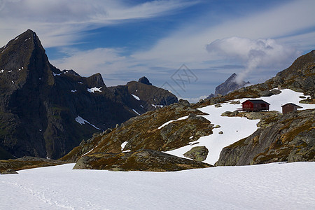 山区小屋全景荒野山峰大豆山脉风景晴天图片