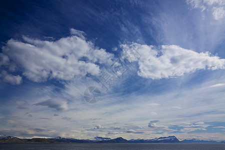 挪威海岸航行岛屿山脉岩石晴天天空海岸线风景海洋灯塔图片