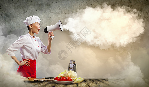 亚洲女性厨师 手持扩音器杯子沙拉食物饮食胡椒帽子女士面粉蔬菜围裙图片