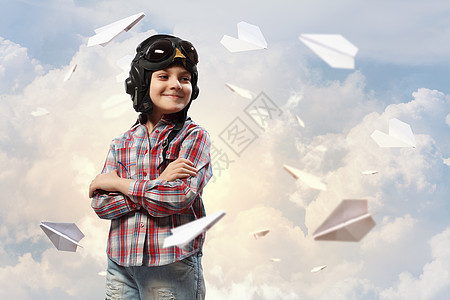 身着飞行员帽子的小男孩乐趣男性空气童年头盔勇气飞机眼镜航空旅行图片