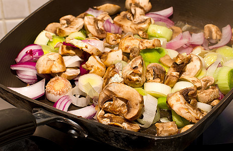 蘑菇 树叶和红洋葱在锅里煎食物美食油炸大豆胡椒豆芽土豆英语照片蔬菜图片