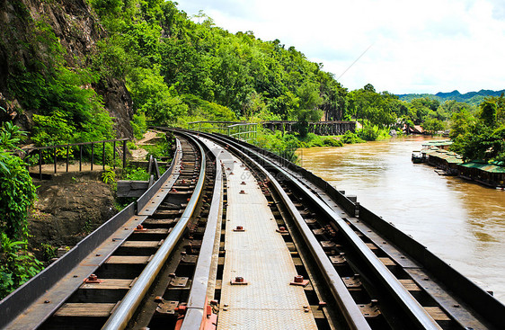 悬崖旁的死铁路 泰国高井河沿岸交通火车公园车站岩石运输天空风景旅行木头图片