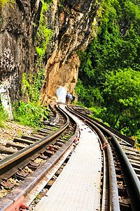 悬崖旁的死铁路 泰国高井河沿岸爬坡岩石森林交通运输金属旅行死亡车站旅游图片