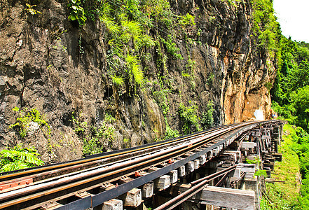 悬崖旁的死铁路 泰国高井河沿岸金属运输天空风景车站公园铁路旅游火车旅行图片