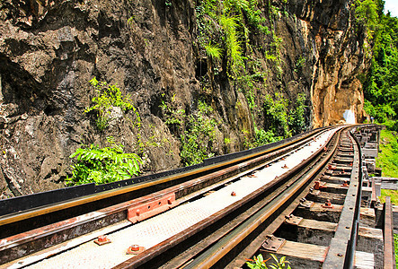 悬崖旁的死铁路 泰国高井河沿岸爬坡车站铁路公园木头天空森林假期死亡运输图片