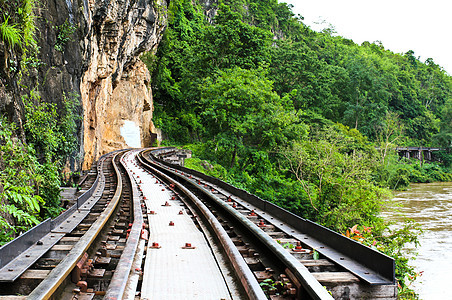 悬崖旁的死铁路 泰国高井河沿岸森林死亡旅游假期金属天空交通风景运输木头图片
