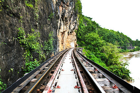 悬崖旁的死铁路 泰国高井河沿岸木头旅游火车天空假期运输爬坡车站金属死亡图片